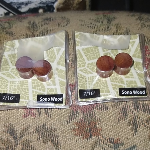 Body Jewelry Ear Gauges - Picture 2 of 2